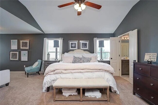 Building Photo - Large open and bright 4 bedroom 3.5 bath home