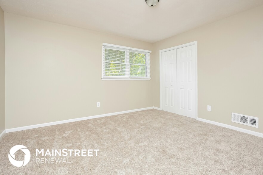 Building Photo - 680 N Kingsley Dr