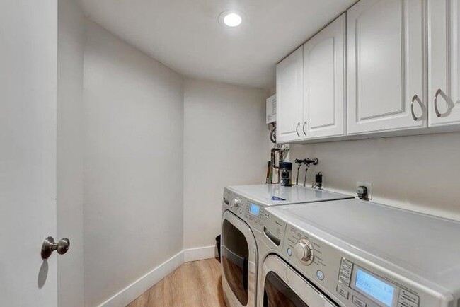 Building Photo - 500 Egret Cir
