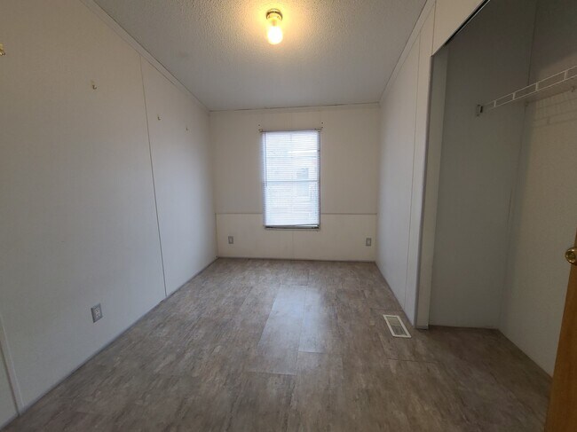 Building Photo - 700 W Ridgeway Ave