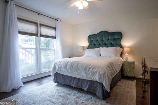 Building Photo - 210 E Cloverhurst Ave