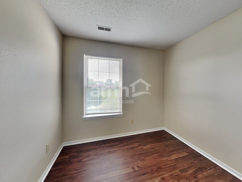 Building Photo - 7650 Scatter Woods Ln