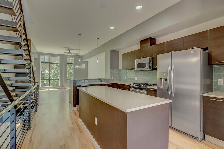 Building Photo - 2345 Walnut Street Unit 17