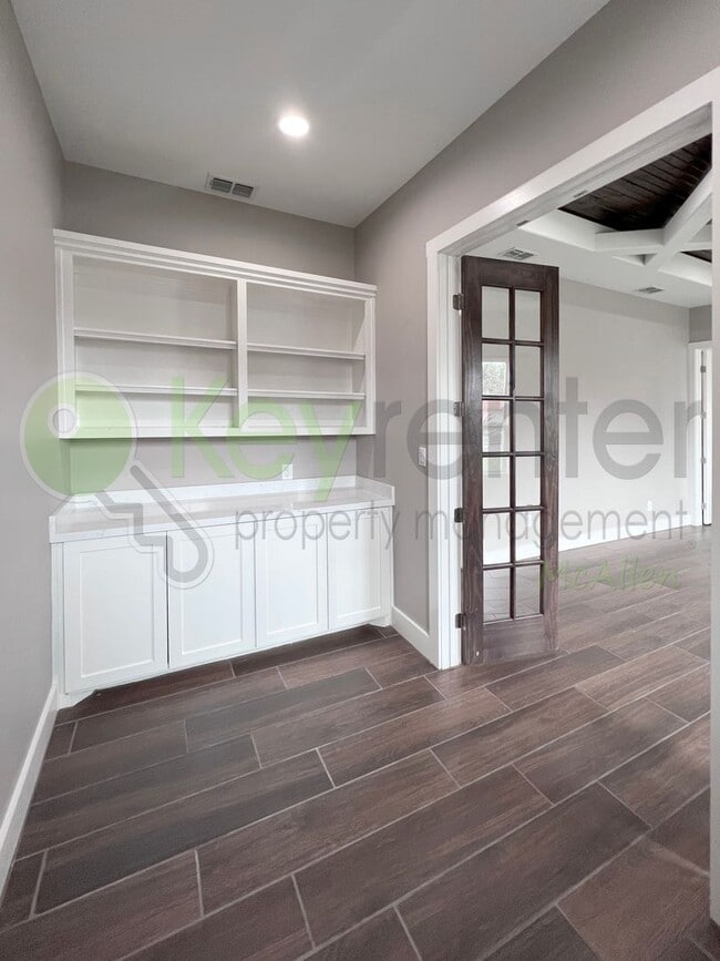 Building Photo - Gorgeous 4 bed/4 bath home, now available ...