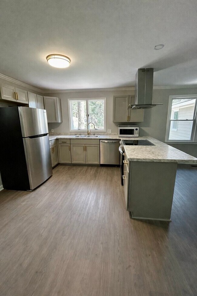 Building Photo - 1903 Azalea Dr