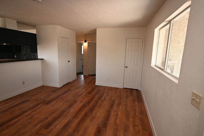 Building Photo - 2 Bedroom Apartment -Las Vegas -NO PETS -1...