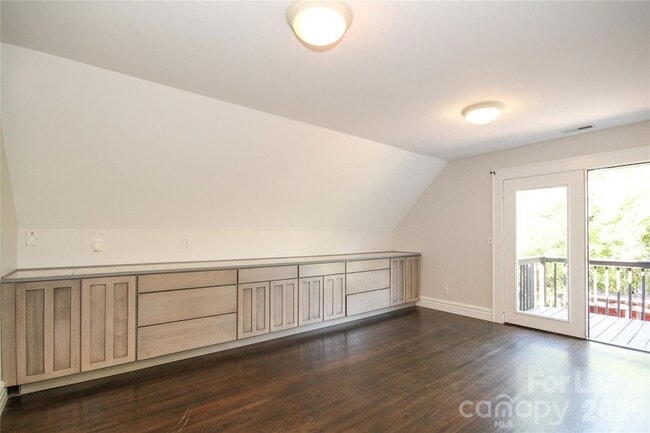 Building Photo - 700 E 35th St
