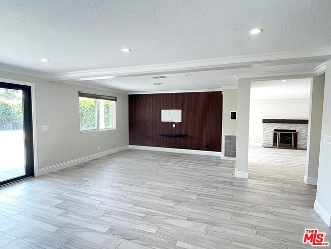 Building Photo - 10758 Cozycroft Ave