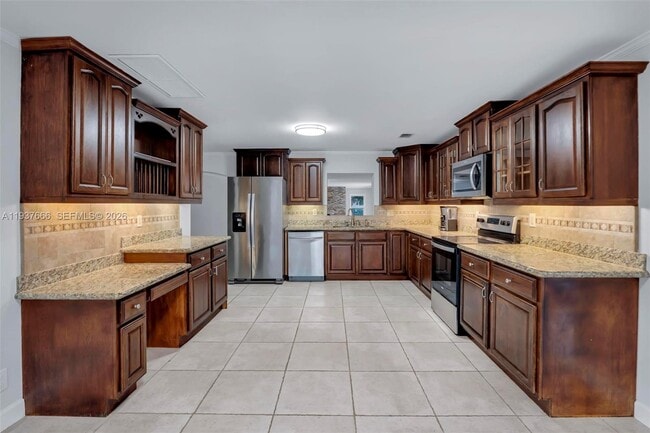 Building Photo - 812 Holly Ln