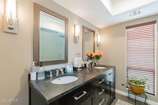 Building Photo - 8257 E Del Cadena Dr