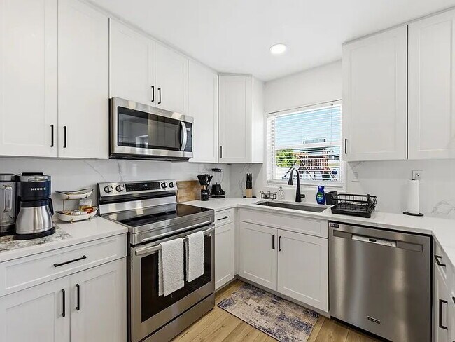 Building Photo - Fully Furnished South Tampa Retreat | Flexible Lease Terms