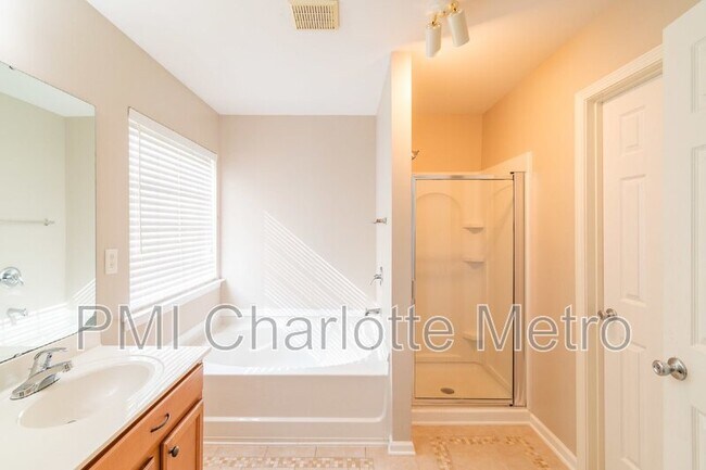 Building Photo - 2068 White Cedar Ln