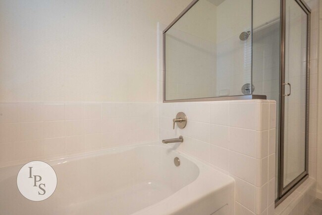 Building Photo - Newer East Clovis Home, 4BR/2BA, with Sola...