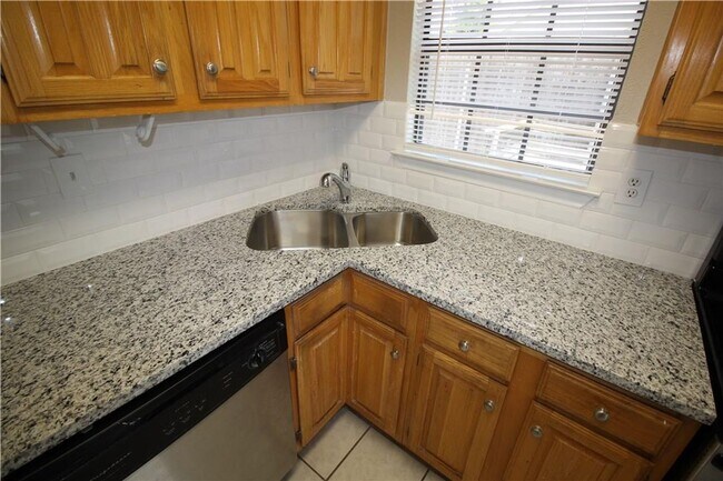 Building Photo - 2 Bedroom, 2 Bath  in Bryan Place
