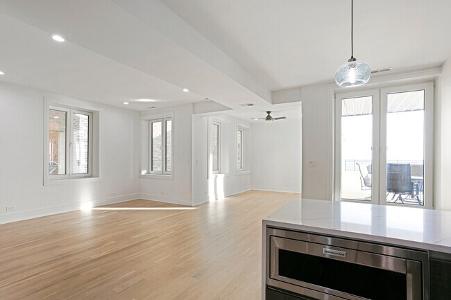 Building Photo - 7731 N Eastlake Terrace