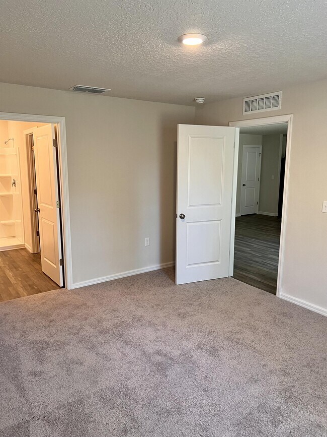 Building Photo - 6652 N Bedstrow Blvd