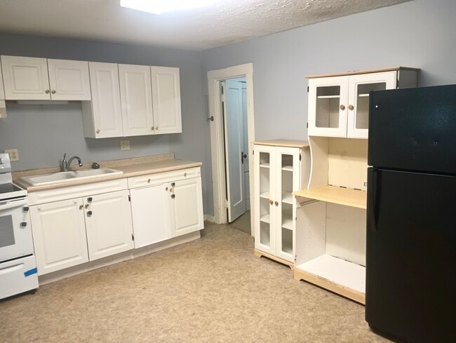 Building Photo - 227 S Main St