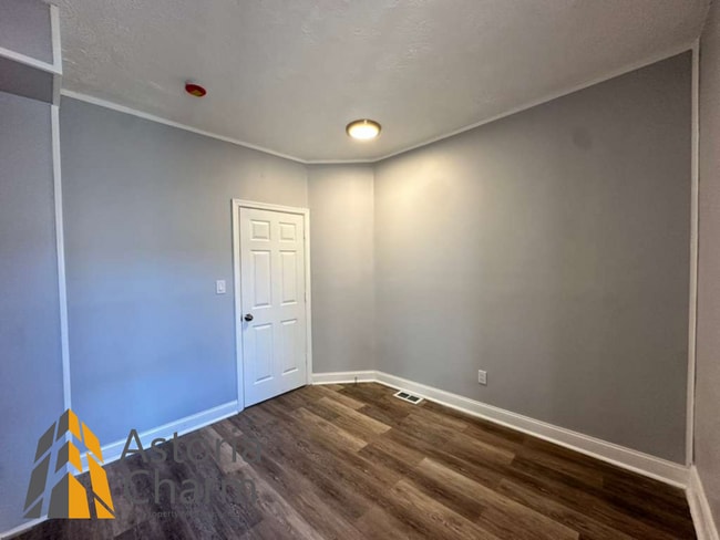 Building Photo - 4 Bedroom or 3 Bedroom with Den Home with First Floor Bedroom on Homestead Street