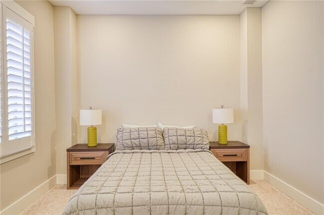 Building Photo - 984 Memorial Walk SE