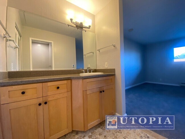 Building Photo - Ocean Views: 2Bd/2Ba + Office - Sunny, Top Floor Condo, Deck, Pool & Hot Tub