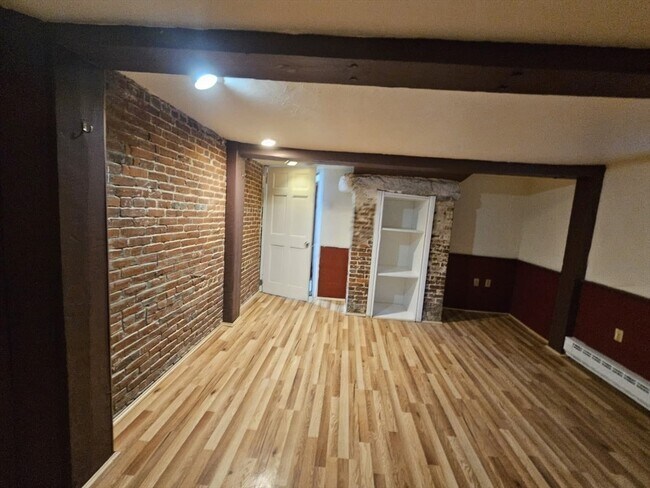 Building Photo - 54 Fox St