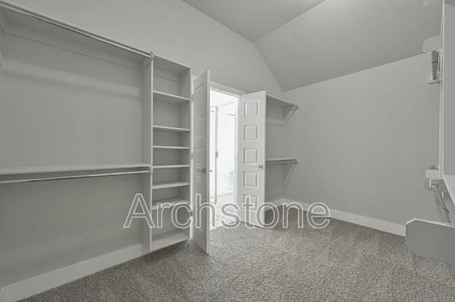Building Photo - 2140 N Everest Ave