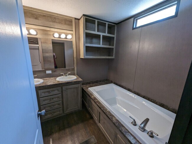 Building Photo - 2590 E Lucas Dr