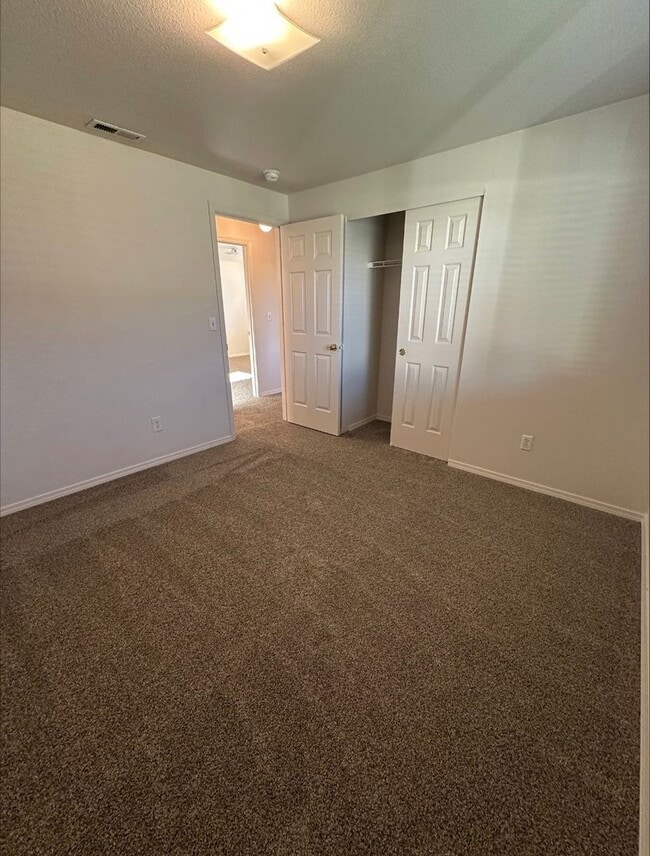 Building Photo - 3 bed|2 bath house with NEW PAINT & CARPET!