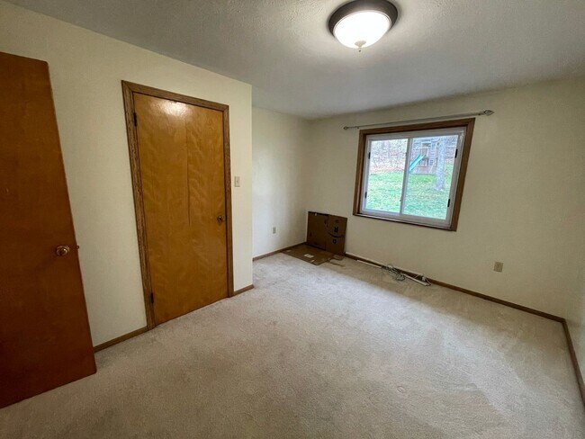 Building Photo - Beautiful 4 Bedroom, 2.5 Bathroom, 3000sq.ft Ranch! Pet Friendly!