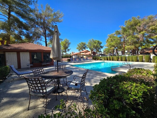 Building Photo - An Amazing Henderson 3 Bedroom Townhome!!