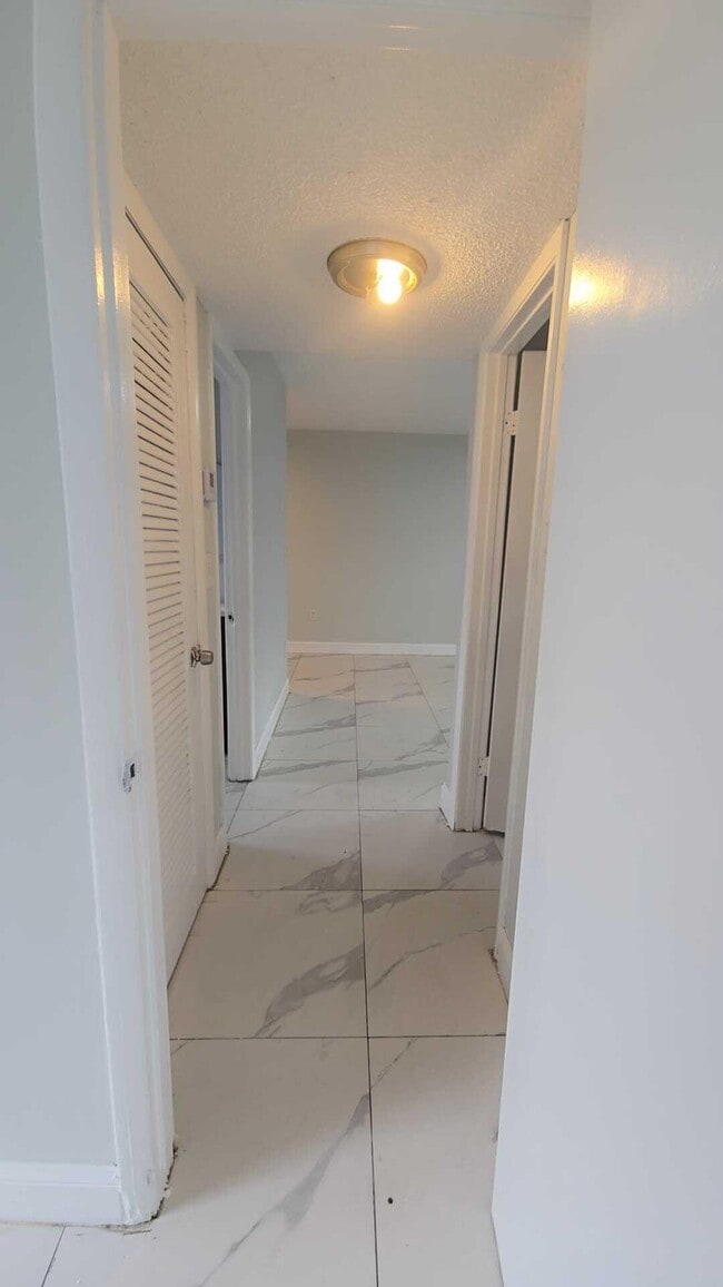 Building Photo - 621 NW 5th Ave