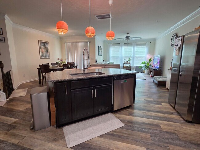 Building Photo - Well Maintained Large townhome in Steele Creek