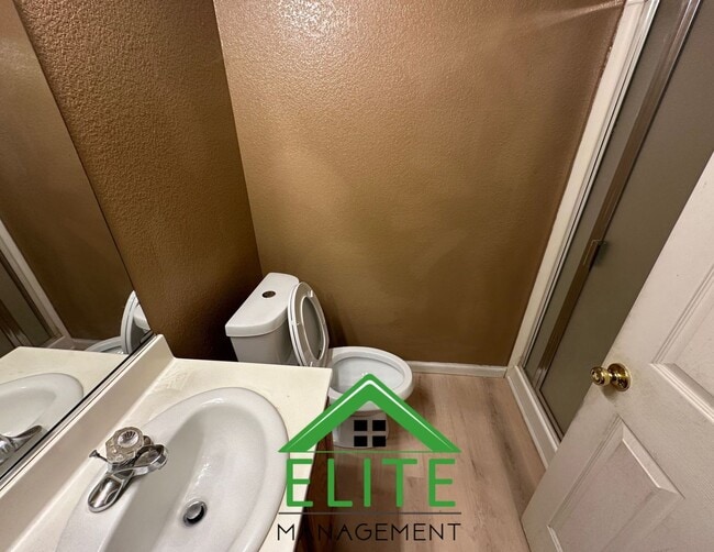 Building Photo - Spacious 6-Bedroom Home with Two Master Su...