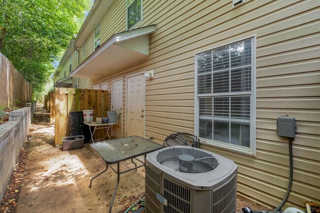 Building Photo - 241 Dixie Dr