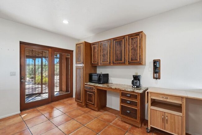 Building Photo - 770 N Lazy J Wy