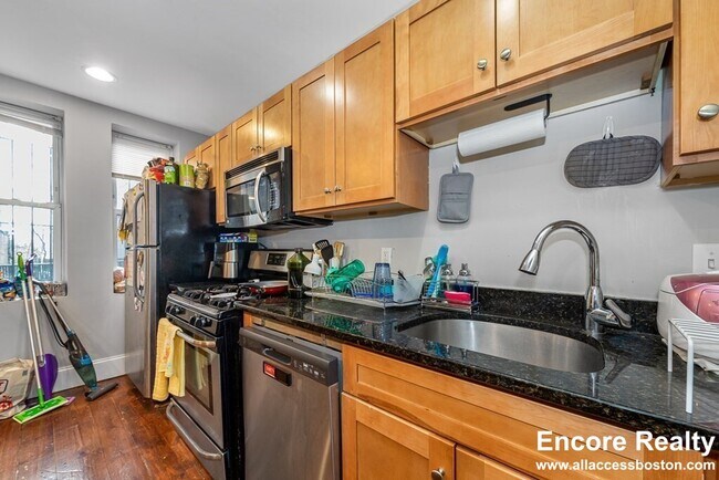 Building Photo - 16 Sewall St