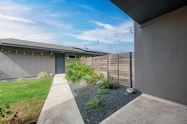 Building Photo - 5408a Baythorne Dr