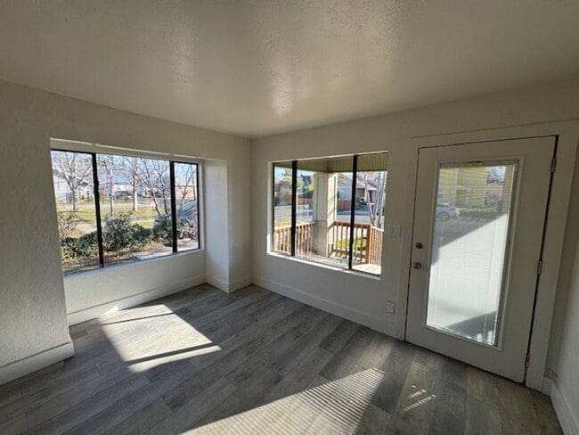 Building Photo - COZY CLASSIC HOME WITH FRESH UPDATES AND BUILT-INS