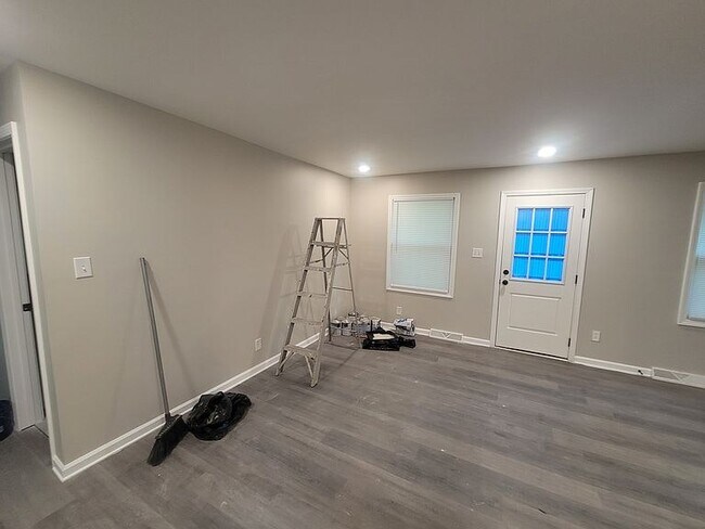 Building Photo - 3208 Shallowford Dr