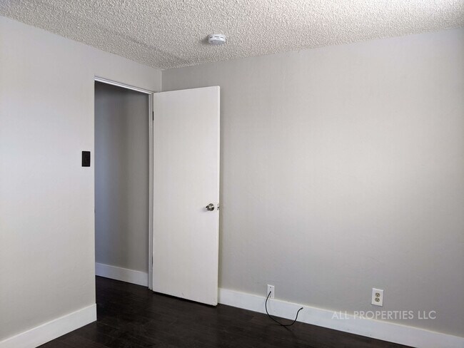 Building Photo - 1005 Newton St