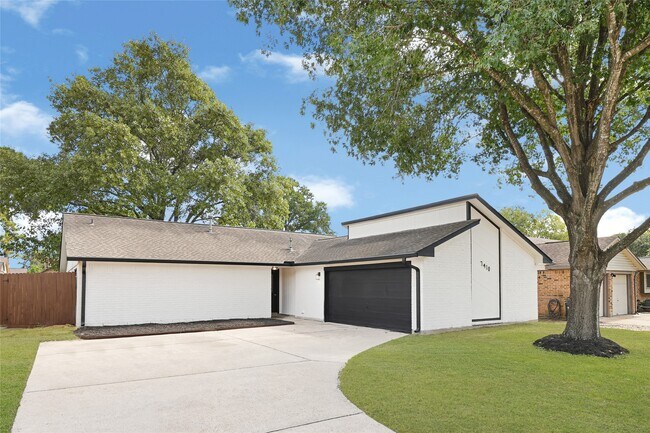 Primary Photo - 7410 Woodoak Dr