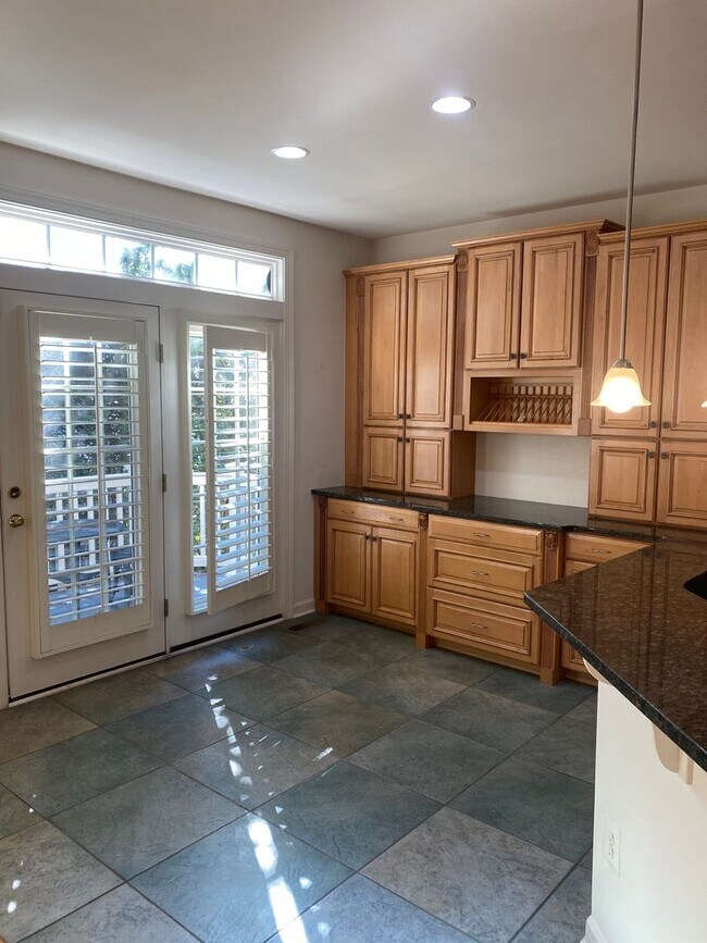 Building Photo - 3 Bedroom Townhome in Sterling, with a large complete loft on top floor