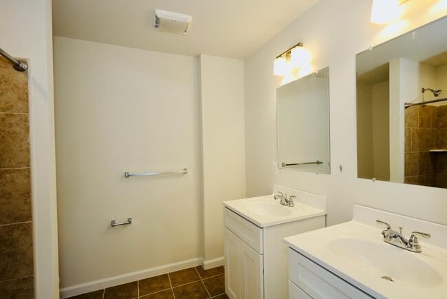 Building Photo - 811 S Cameron St