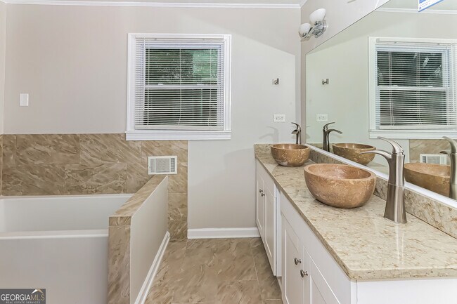 Building Photo - 6702 Londonderry Dr