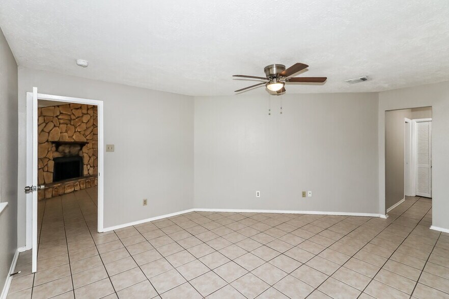 Building Photo - 10111 King Ranch Ln
