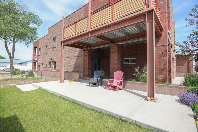 Building Photo - 2 bedroom, 2 Bath