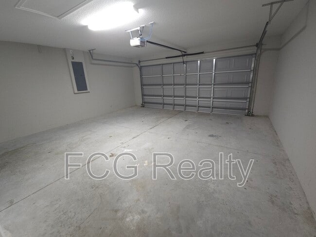 Building Photo - 9999 N Sandree Dr