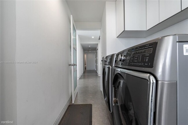 Building Photo - 2 br, 2.5 bath Condo - 5660 Collins Ave Ap...