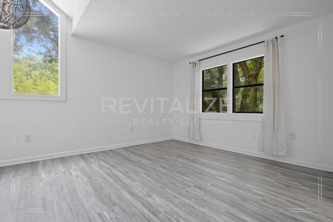 Building Photo - 2739 Knollwood Dr