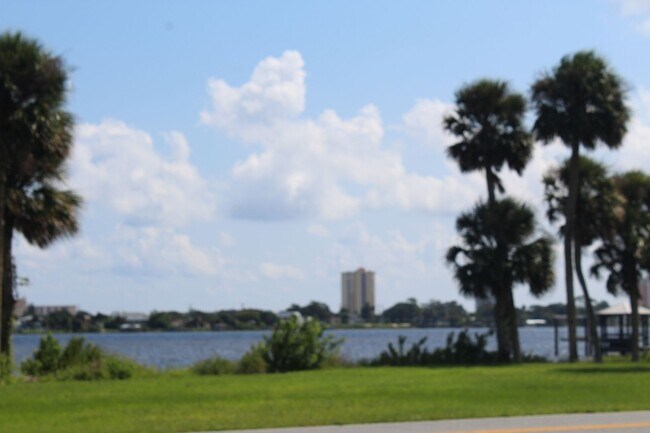 Building Photo - 3 bed 2.5 bath Riverview Home w/ Pool